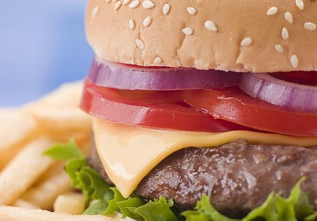 Seis alimentos habituales que nunca dirías que engordan más que una hamburguesa con queso