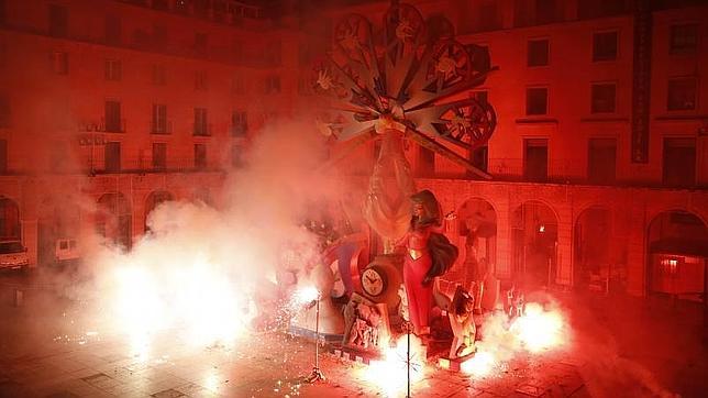 Cremá de la Hoguera Oficial en la Plaza del Ayuntamiento
