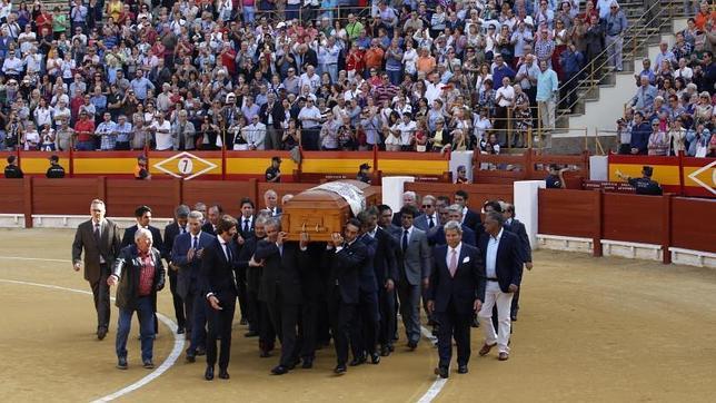 Varios toreros llevan a hombros el féretro de Manzanares junto a la comitiva familiar y el aplauso de varios ciudadanos que quisieron darle la última ovación