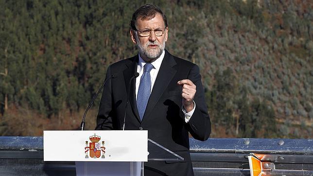 Rajoy defiende la estabilidad del PP frente a los «adanes que se creen que el mundo comienza con ellos»