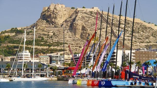 Barcos de la Volvo Ocean Race amarrados en el puerto de Alicante