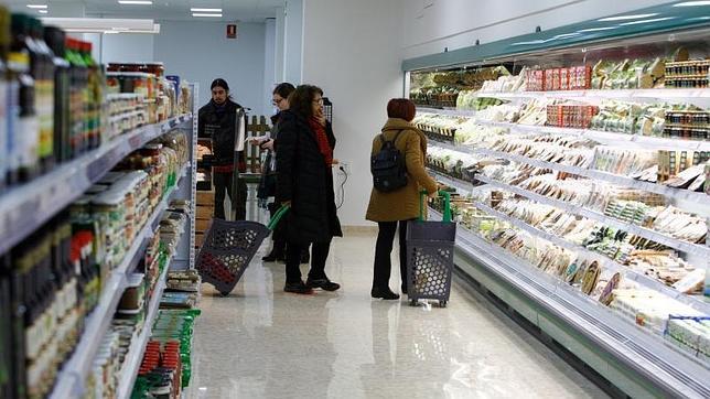 Facua pide a los supermercados que donen la comida que no se haya vendido