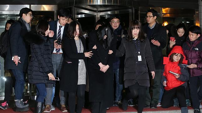Cho Hyun-ah sale de una oficina de la Fiscalía para un centro de detención, en el distrito oeste de Seúl