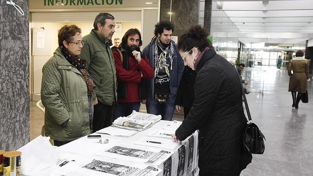 Los enfermos de hepatitis C se encierran para exigir el tratamiento