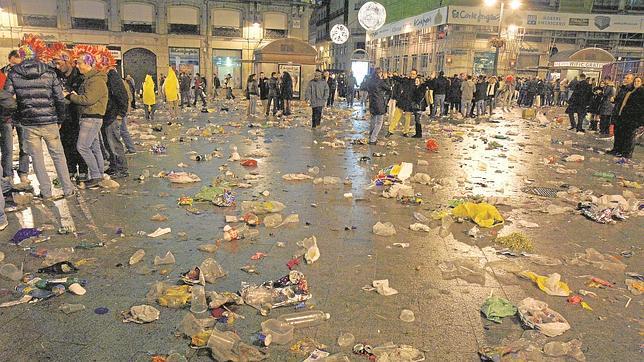 El aspecto de la Puerta del Sol tras la celebración de la Nochevieja