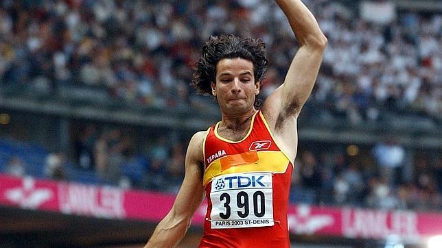 Yago Lamela en la prueba de salto de longitud en la que ganó la medalla de bronce en el Mundial de Atletismo Paris 2003