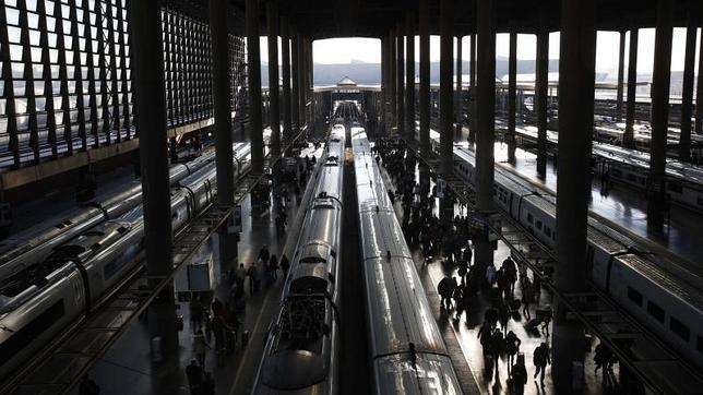 Colapso en las oficinas de Renfe cambiar el billete de los 20 trenes afectados por el desalojo de Atocha