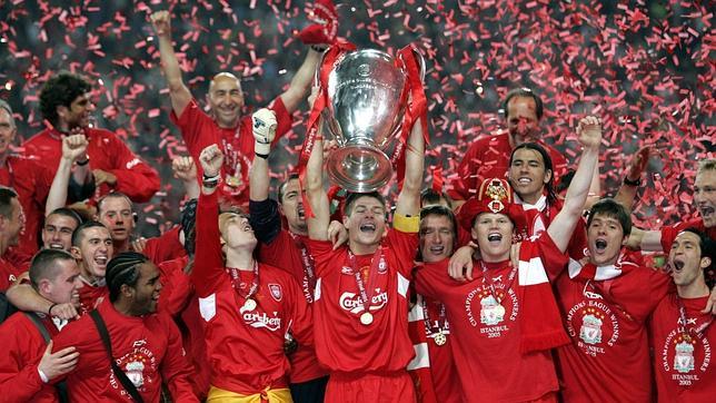 Gerrard levanta la Copa de Europa