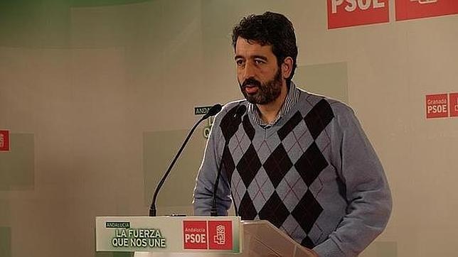 El exalcalde de Santa Fe niega ser un «corrupto» y el PSOE tilda de «ejemplar» su dimisión