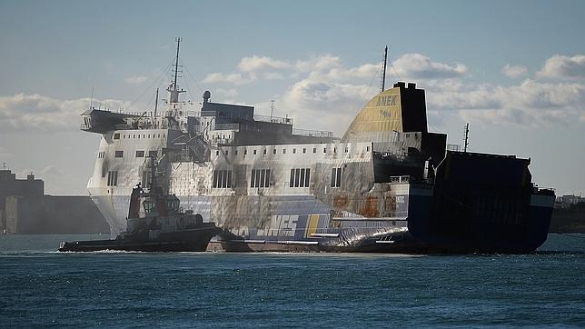 El ferry incendiado «Norman Atlantic» llega remolcado al puerto italiano de Brindisi