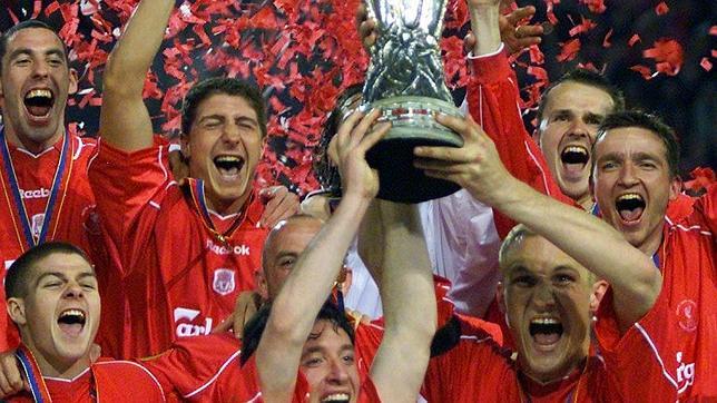 Gerrard levanta con sus compañeros la Copa de la UEFA