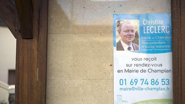 Cartel con la imagen de Christian Leclerc, alcalde de Champlan
