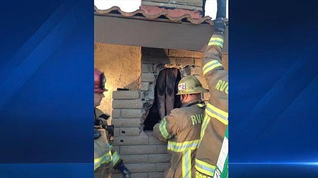 Rescatan de una chimenea a una mujer que intentaba colarse en la casa de su expareja