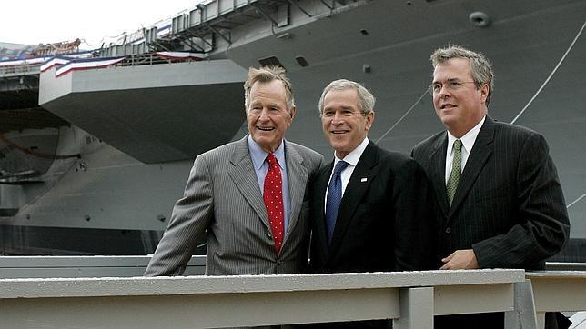 Fotografía de archivo fechada el 7 de octubre de 2006, que muestra al exgobernador republicano de Florida Jeb Bush (drcha.), junto a su hermano, el expresidente estadounidense George W. Bush (c), y a su padre, el también expresidente George H.W. Bush, en Virginia (Estados Unidos)
