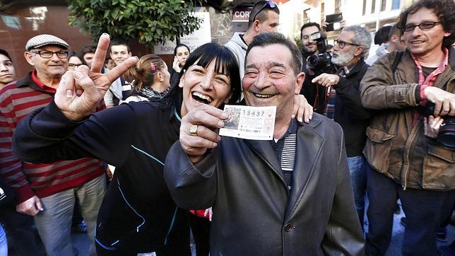 Uno de los agraciados con el Gordo celebra el premio