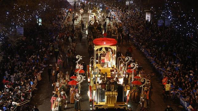 Melchor a los niños: «No les dejéis roscón a los camellos que se ponen muy gordos»