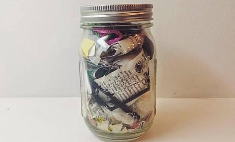 Guarda en un tarro las pegatinas de la fruta