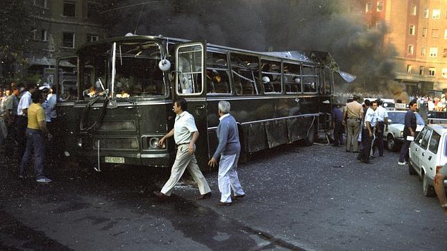 Estado del autobús en el que viajaban los doce guardias civiles asesinados en la plaza de la República Dominicana, por orden de «Potros»