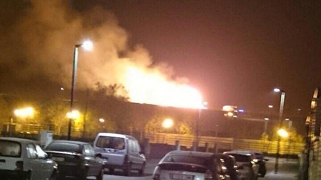 El incendio se ha provocado en una torre de alpacas de paja al otro lado de la carretera frente al recinto ferial