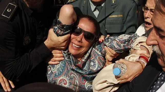 La tonadillera Isabel Pantoja al salir de los juzgados tras escuchar su sentencia