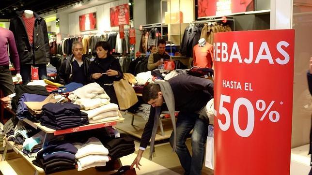 Un cartel indica el 50% de descuento en textil