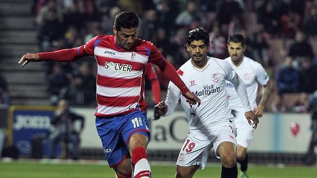 El Sevilla coge ventaja en Los Cármenes