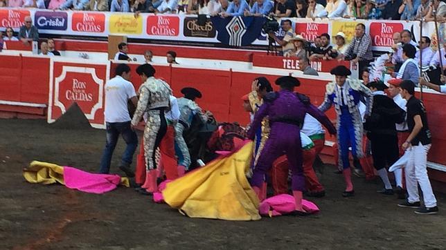 El brutal derribo de un picador y la cruz de Álamo con el descabello