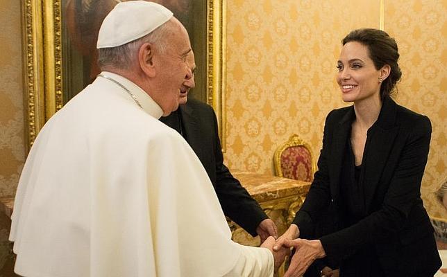 Angelina Jolie saluda al Papa Francisco