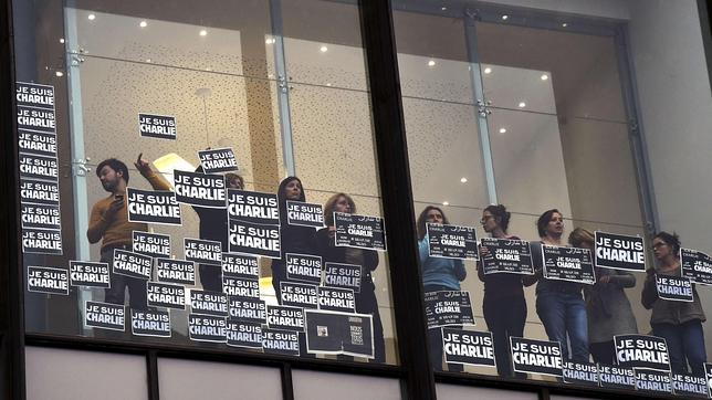Periodistas de la agencia France Presse han guardado un minuto de silencio en recuerdo por las víctimas de Charlie Hebdo