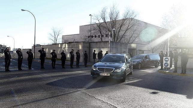 Botella concede la máxima distinción de Madrid al policía muerto en Embajadores