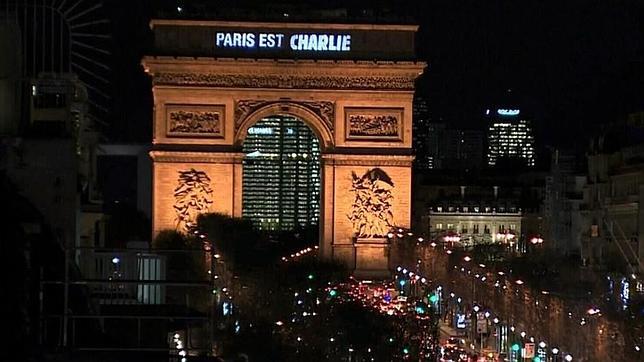 La frase «Paris est Charlie», proyectada sobre el Arco del Triunfo