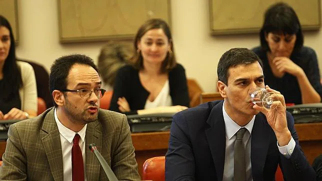 Pedro Sanchez, a la derecha, con el portavoz del Grupo Socialista, Antonio Hernando, en la reunión de ayer
