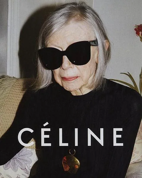 La escritora Joan Didion posa para Céline