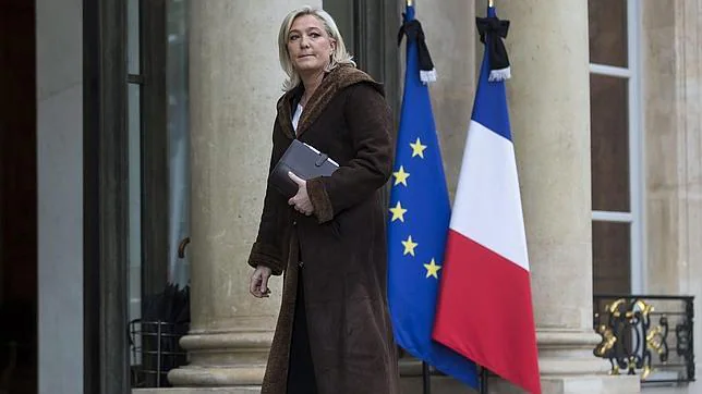 La líder der partido francés Frente Nacional (FN), Marine Le Pen, a su llegada al Palacio del Elíseo para reunirse con el presidente francés François Hollande en París