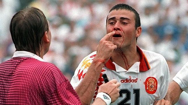 Luis Enrique sangrando por la nariz en un partido en 1994