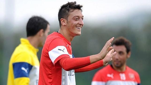 Ozil vuelve a una convocatoria del Arsenal