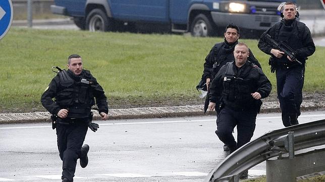 La policía francesa se ha desplegado en la zona