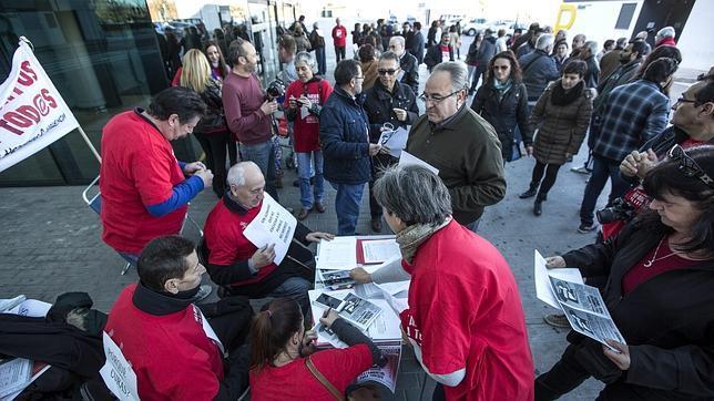 Los enfermos de Hepatitis C recaban 4.500 firmas en unas horas para exigir sus fármacos