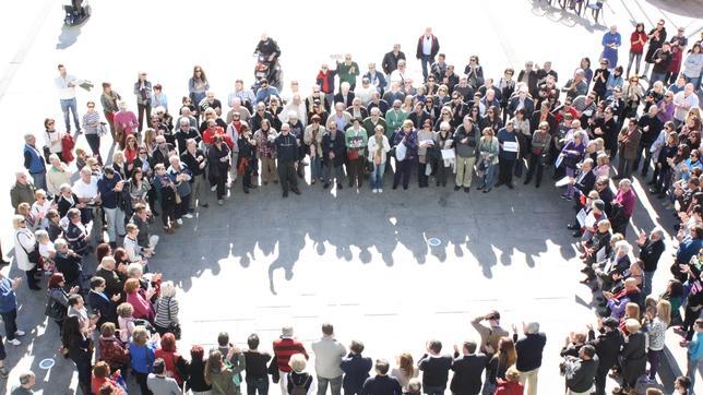 Un momento de la concentración de rechazo en Benidorm por los asesinatos en la capital francesa