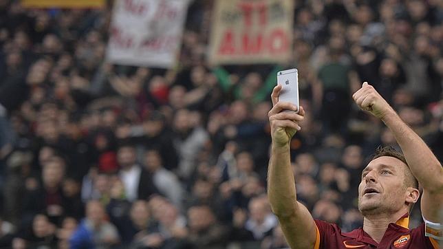 Totti celebra uno de sus dos goles haciéndose una foto