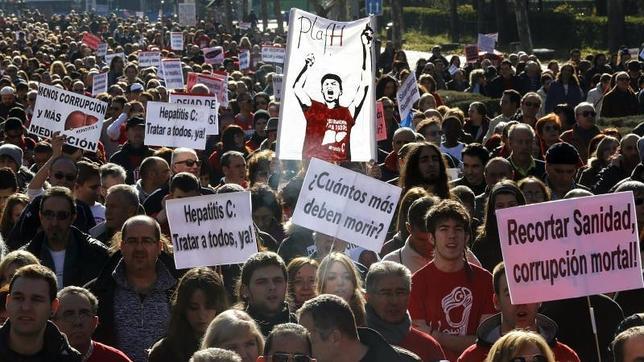 Afectados por hepatitis C aplazan la querella contra Mato