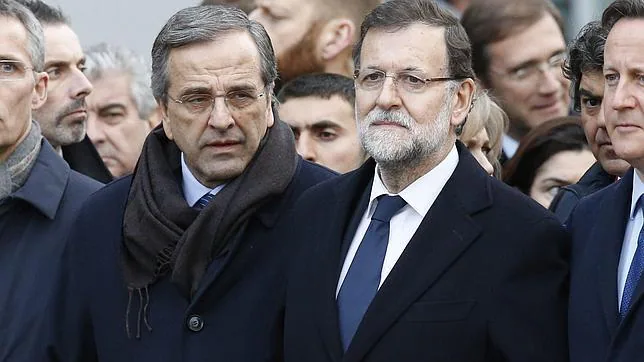 Antonis Samarás y Mariano Rajoy durante la manifestación del domingo en París