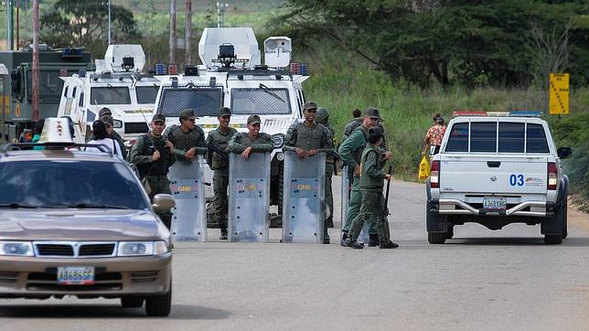 Un motín de 150 presos Caracas mantiene a cuatro policías en manos de los presos