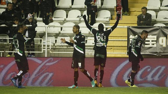 El Córdoba sale del descenso gracias a un error del Rayo