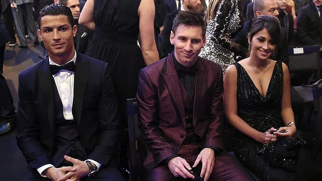 Cristiano Ronaldo, Leo Messi y Antonella Roccuzzo, en la gala del Balón de Oro
