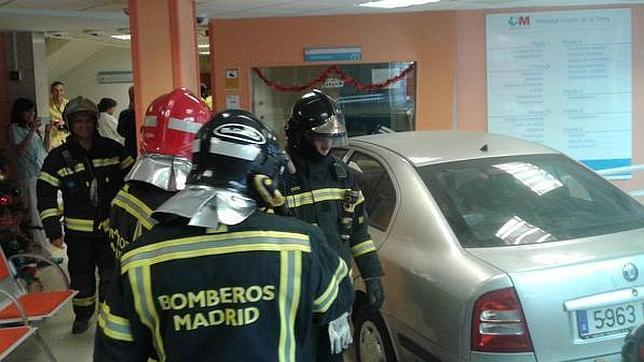 Dos heridos tras empotrarse un coche contra un hospital en Madrid