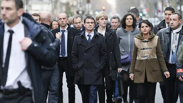 Manuel Valls (centro) durante la manifestación del pasado domingo