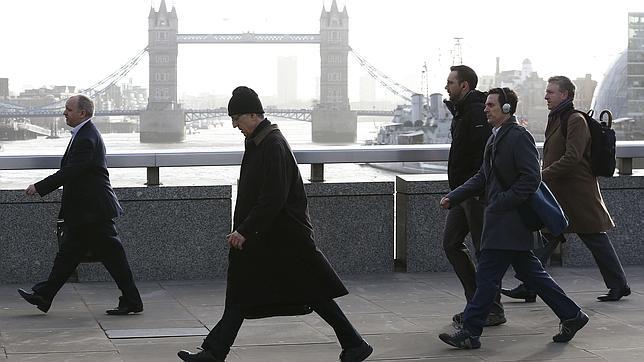 Viandantes cruzan el Puente de Londres