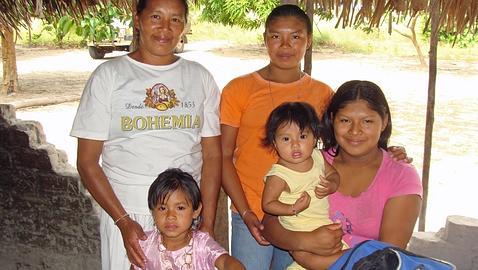 Mujeres Makushi con sus hijos