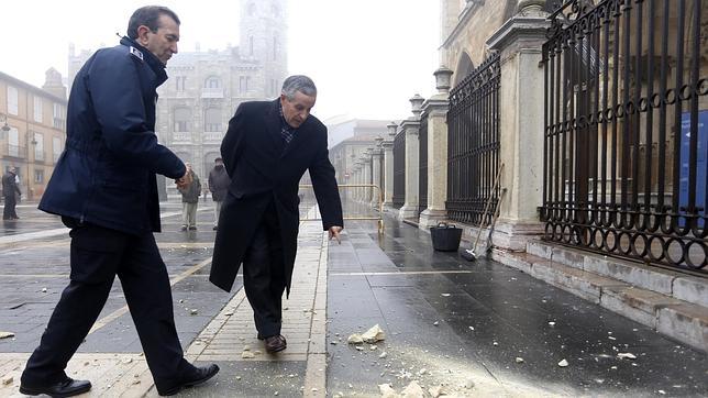 Cae parte de una cornisa de la catedral de León tras desprenderse de una torre